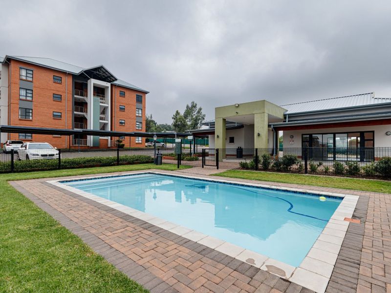"Modern 2-Bed Flat with Pool and Security" - Photo 1
