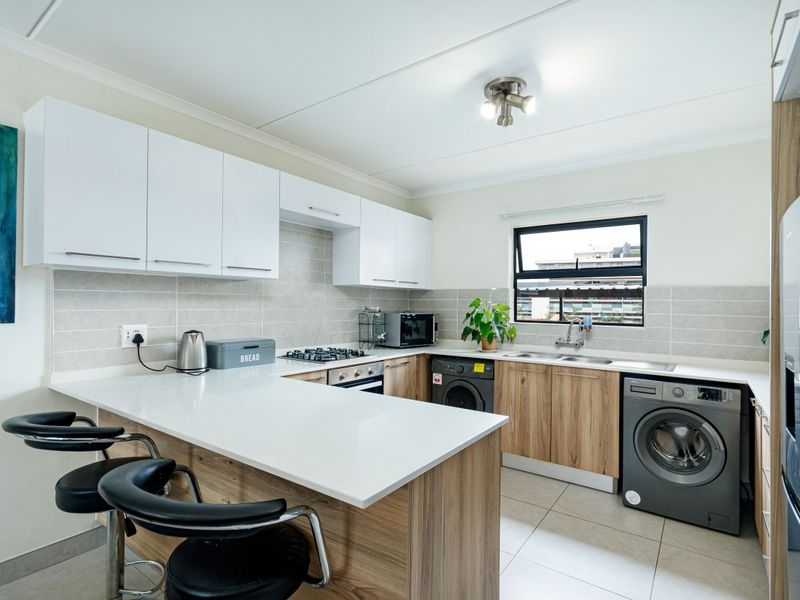 "Modern 2-Bed Flat with Pool and Security" - Photo 6
