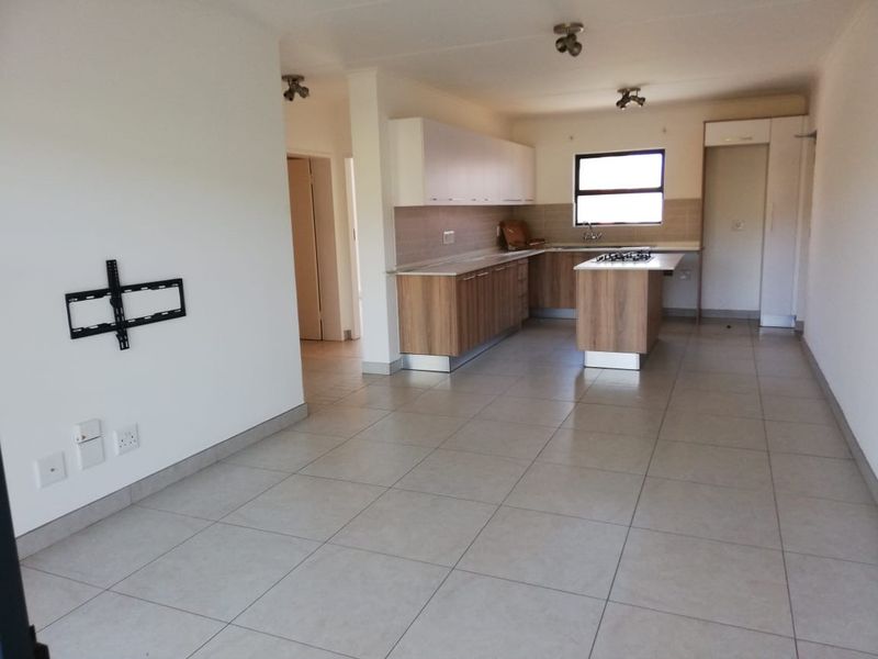 "Modern 2-Bed Flat with Pool and Security" - Photo 2