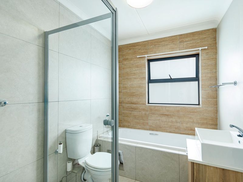 "Modern 2-Bed Flat with Pool and Security" - Photo 4