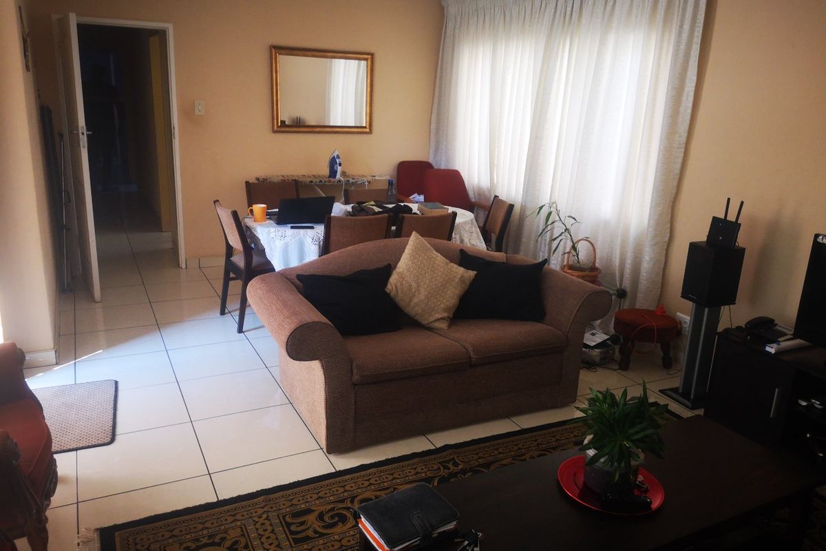 Charming Family Home with Pool and Flatlet - Photo 3