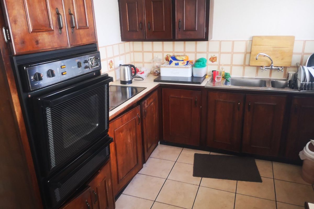 Charming Family Home with Pool and Flatlet - Photo 4