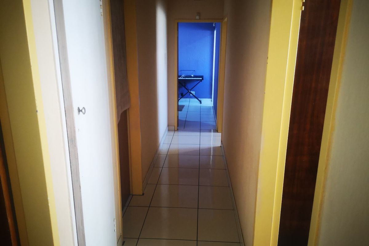 Charming Family Home with Pool and Flatlet - Photo 5