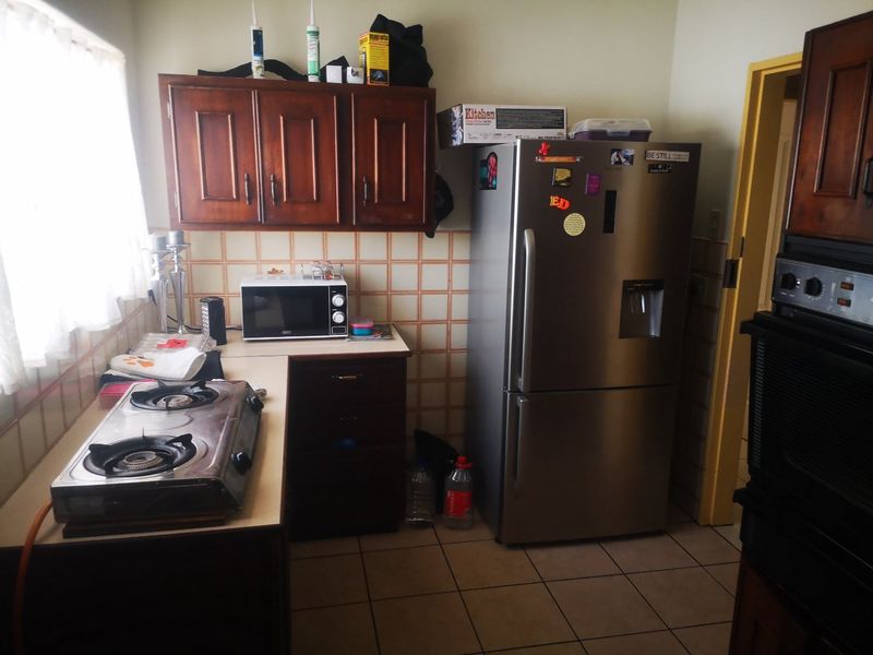 Charming Family Home with Pool and Flatlet - Photo 8