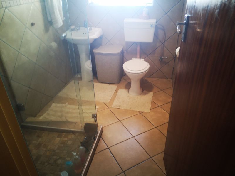 Charming Family Home with Pool and Flatlet - Photo 9