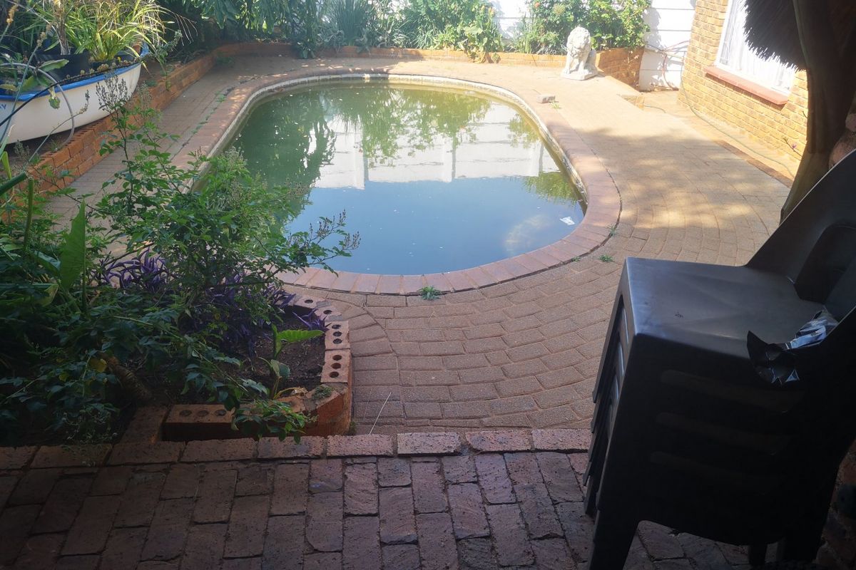 Charming Family Home with Pool and Flatlet - Photo 2