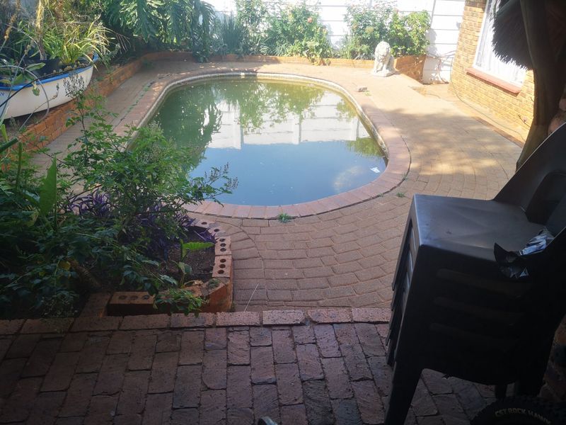 Charming Family Home with Pool and Flatlet - Photo 2