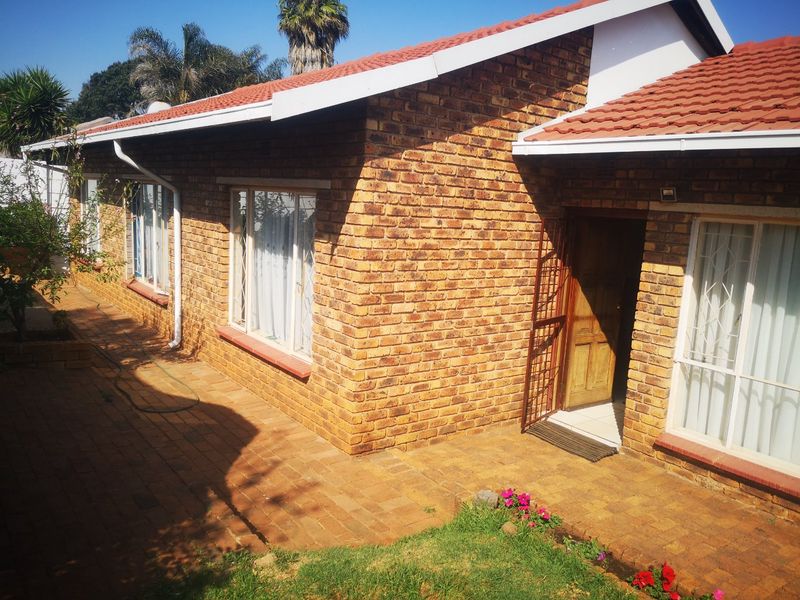 Charming Family Home with Pool and Flatlet - Photo 7