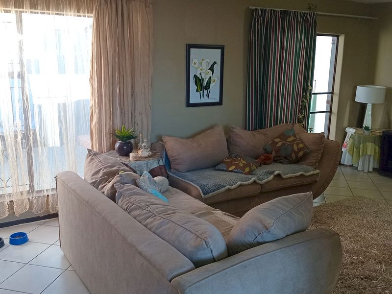 Cozy 2-Bedroom Duplex with Garden and Braai Area - Photo 8