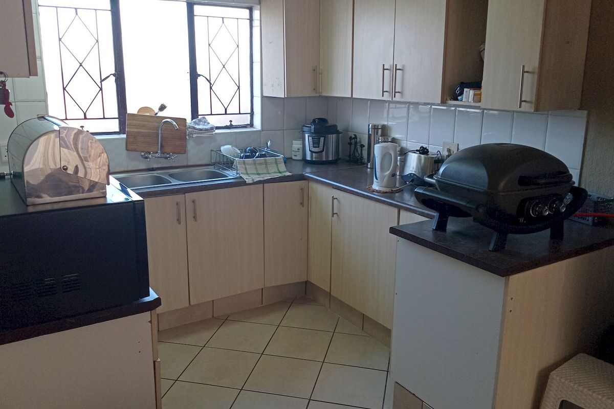 Cozy 2-Bedroom Duplex with Garden and Braai Area - Photo 3