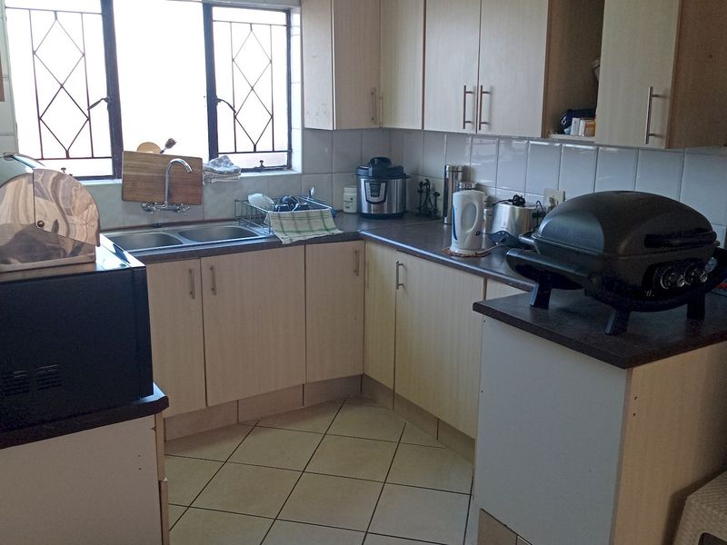 Cozy 2-Bedroom Duplex with Garden and Braai Area - Photo 3