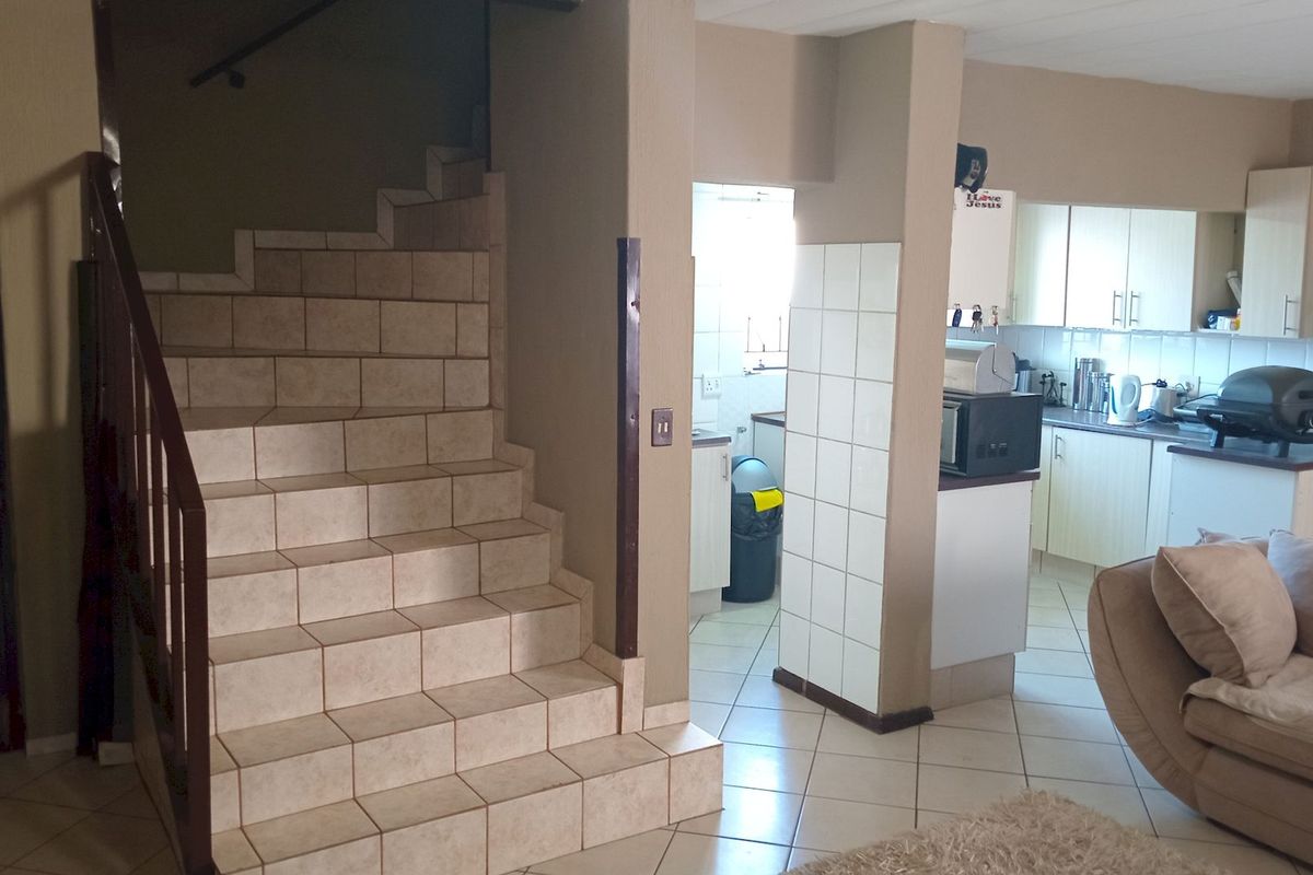 Cozy 2-Bedroom Duplex with Garden and Braai Area - Photo 2