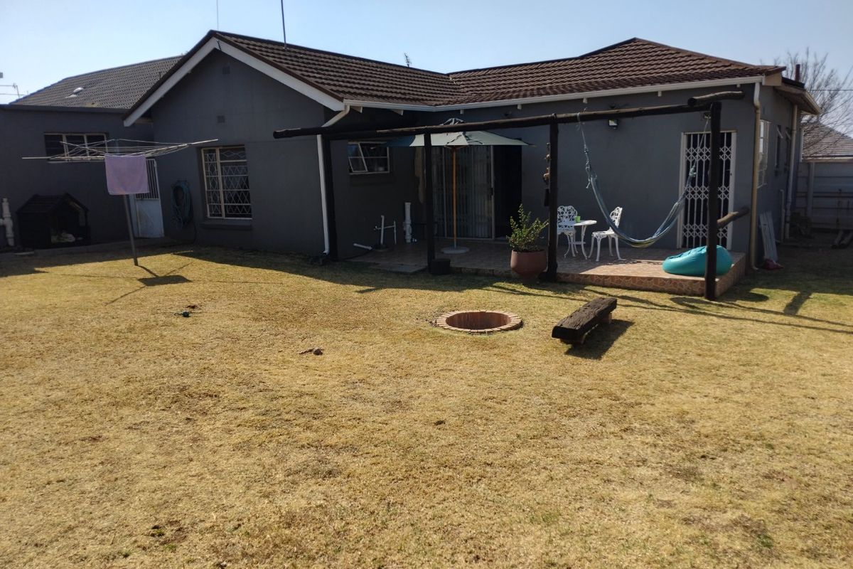 Charming 3-Bedroom Family Home for Sale - Photo 2