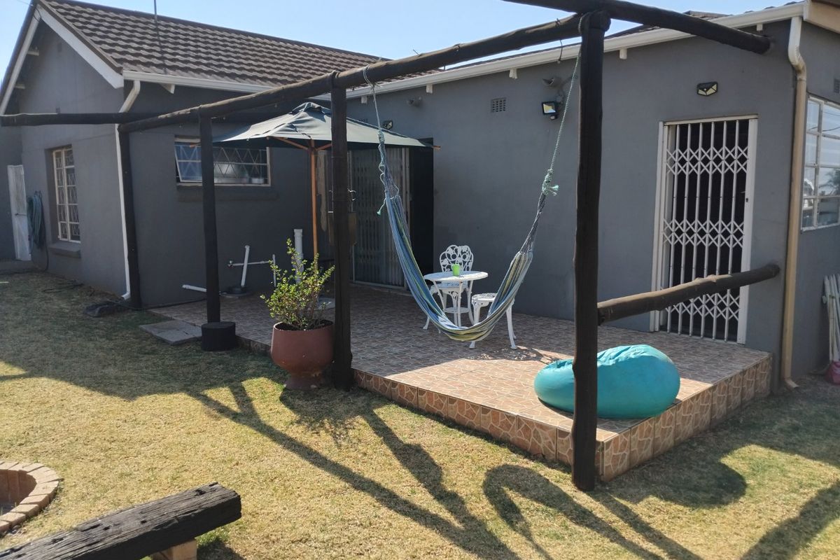 Charming 3-Bedroom Family Home for Sale - Photo 3