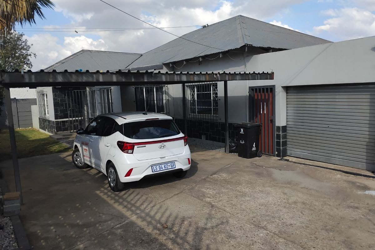 Stunning Family Home in Fishers Hill, Germiston - Photo 2