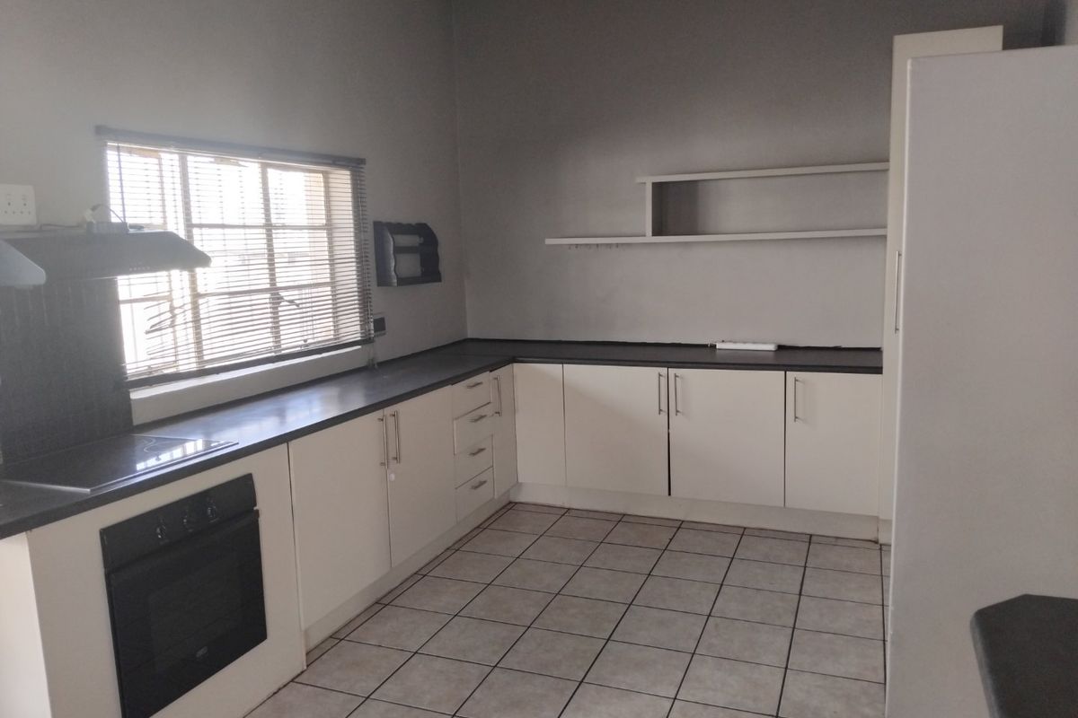 Stunning Family Home in Fishers Hill, Germiston - Photo 3