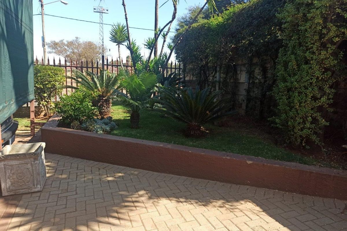 Charming 3-Bedroom Home with Garden and Jungle Gym - Photo 3