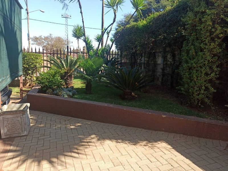 Charming 3-Bedroom Home with Garden and Jungle Gym - Photo 3