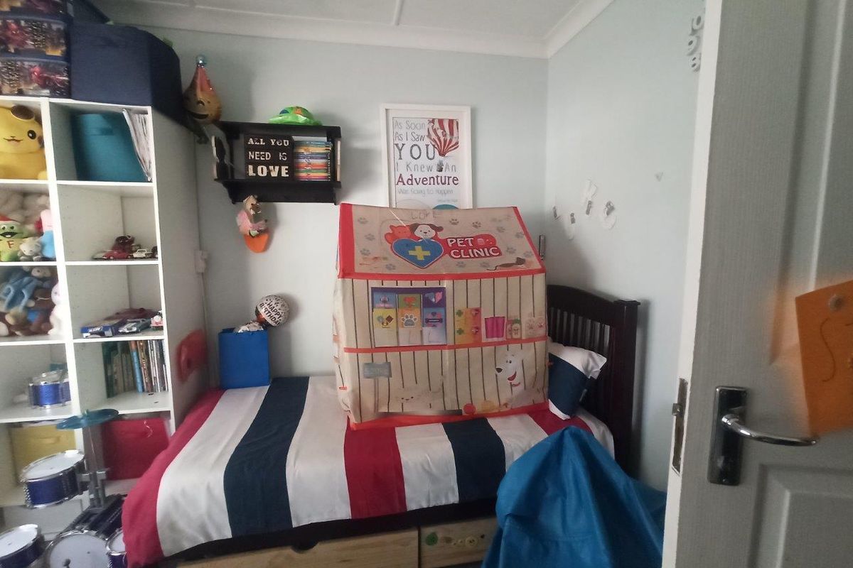 Charming 3-Bedroom Home with Garden and Jungle Gym - Photo 4