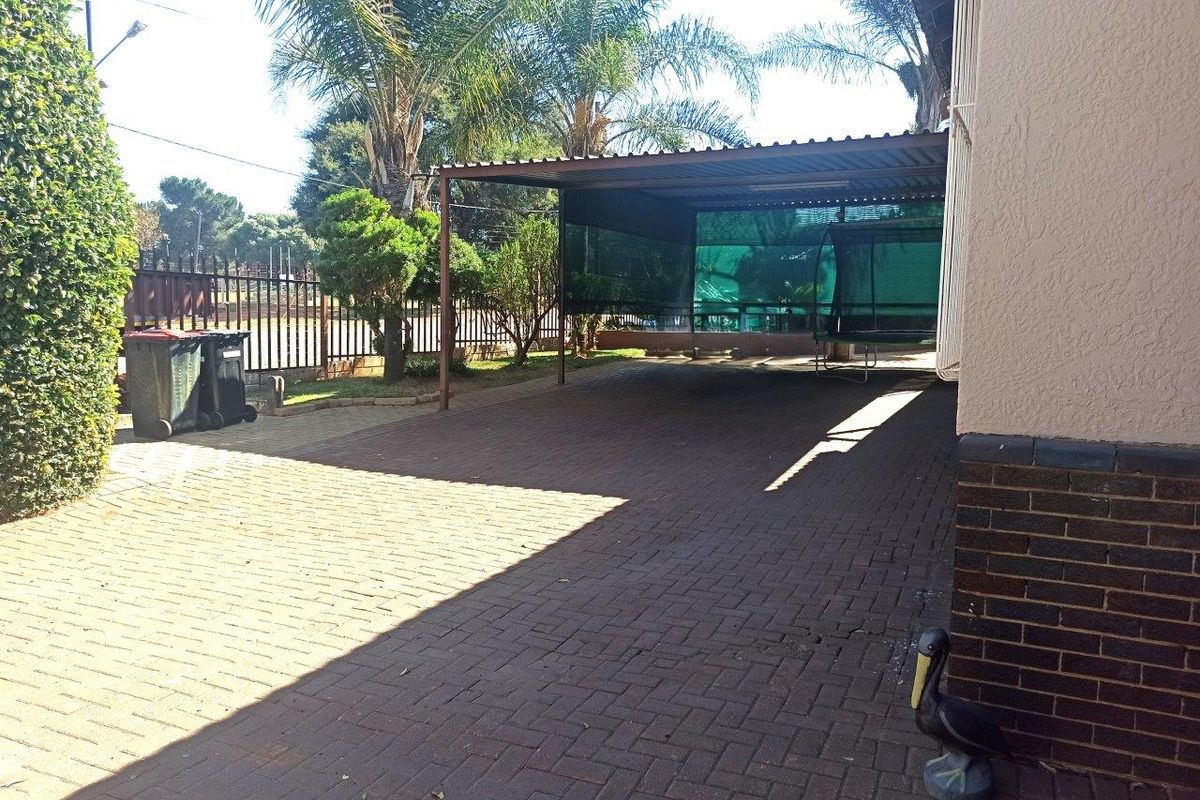 Charming 3-Bedroom Home with Garden and Jungle Gym - Photo 2