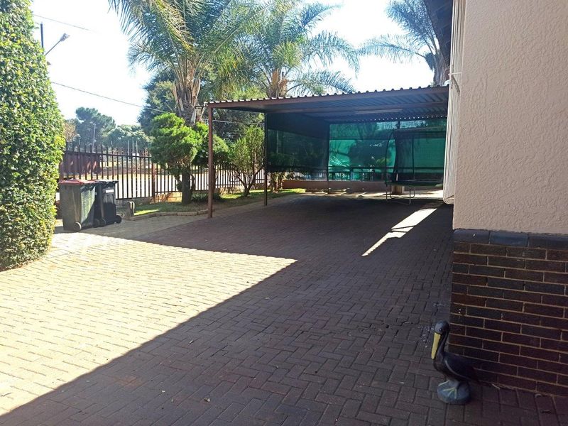 Charming 3-Bedroom Home with Garden and Jungle Gym - Photo 2