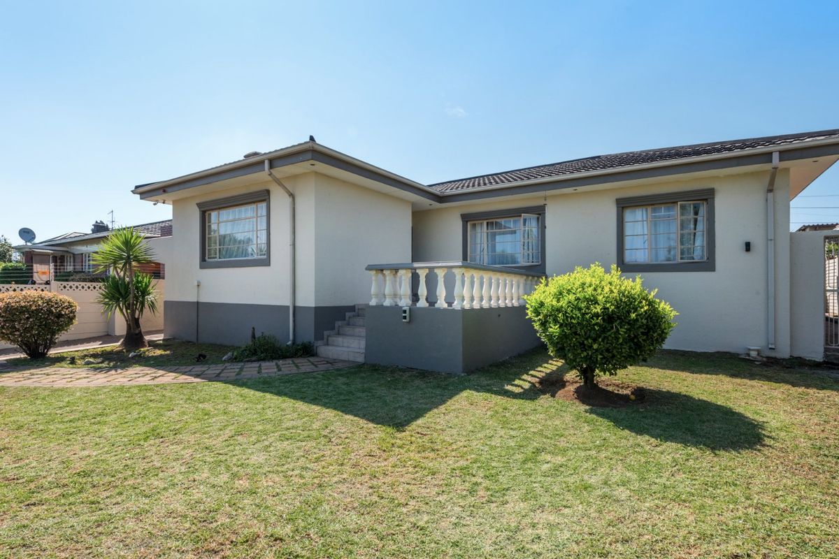 Charming 3-Bedroom House with Granny Flat and Pool - Photo 2