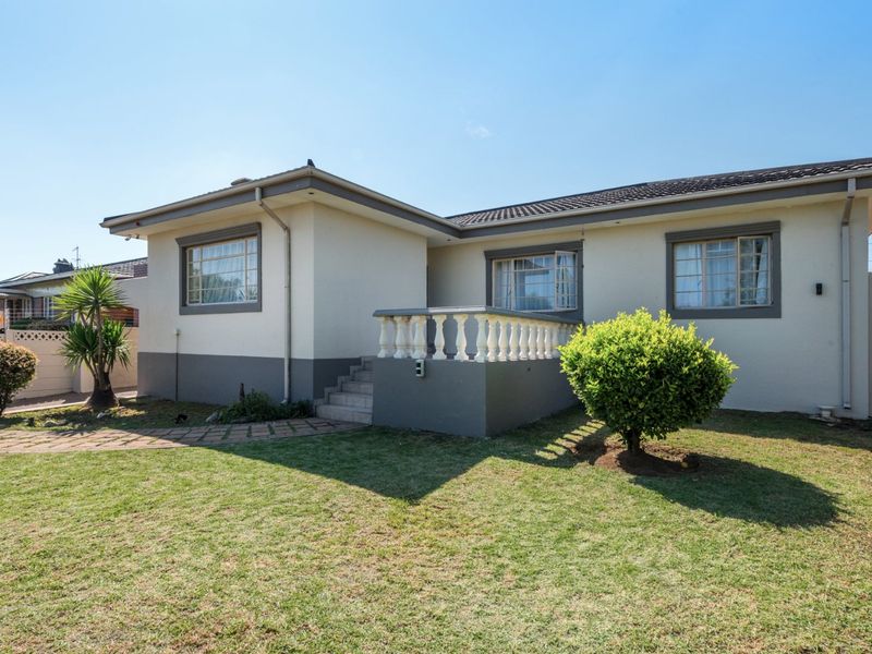 Charming 3-Bedroom House with Granny Flat and Pool - Photo 2