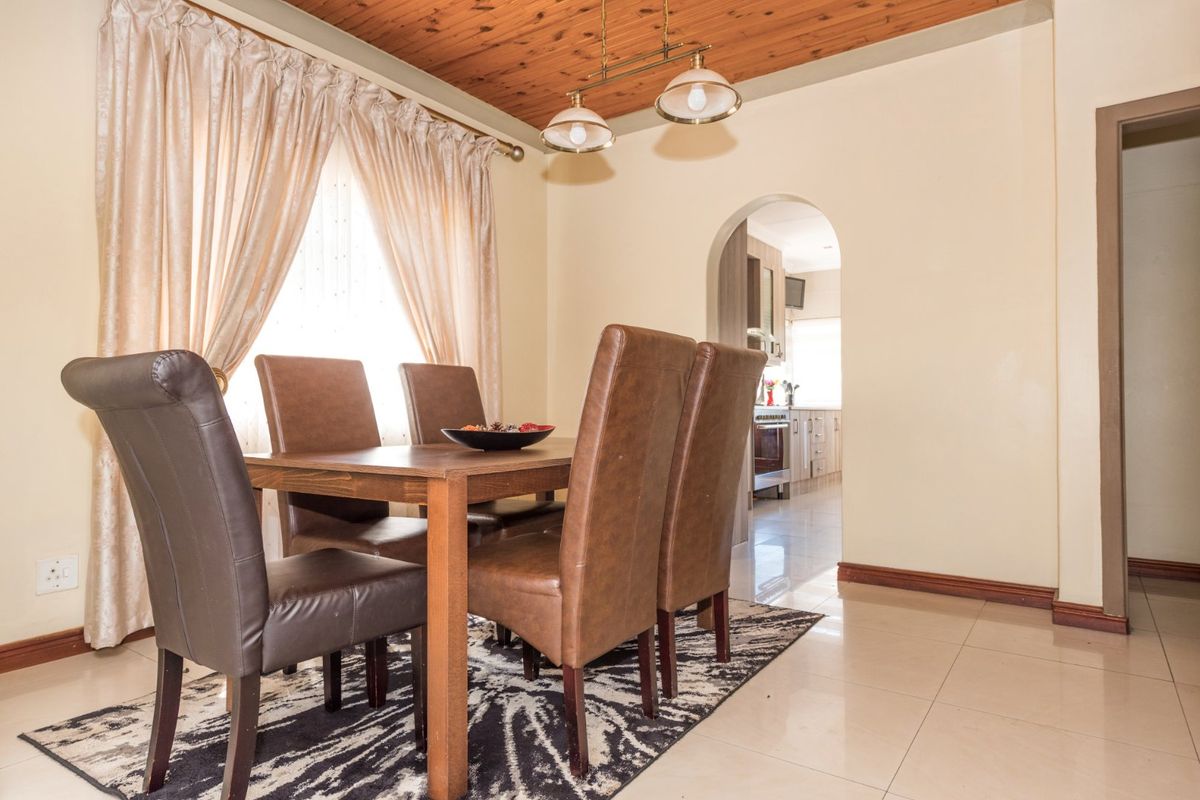 Charming 3-Bedroom House with Granny Flat and Pool - Photo 3