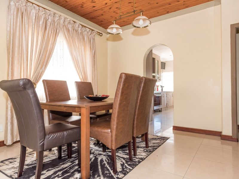 Charming 3-Bedroom House with Granny Flat and Pool - Photo 3