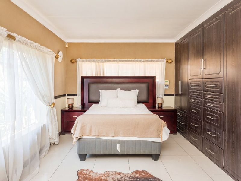 Charming 3-Bedroom House with Granny Flat and Pool - Photo 7