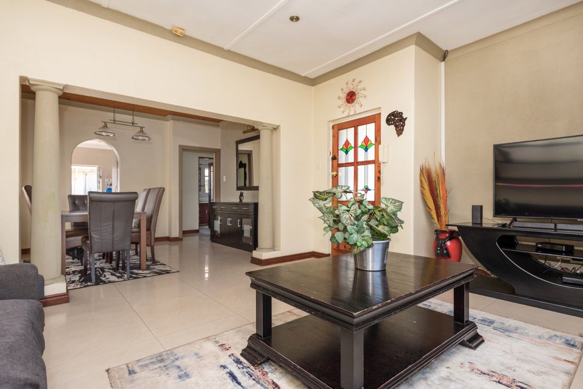 Charming 3-Bedroom House with Granny Flat and Pool - Photo 4