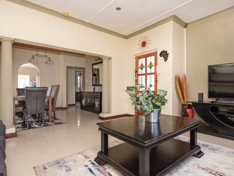 Charming 3-Bedroom House with Granny Flat and Pool - Photo 4