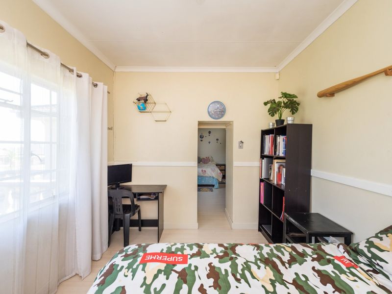 Charming 3-Bedroom House with Granny Flat and Pool - Photo 5