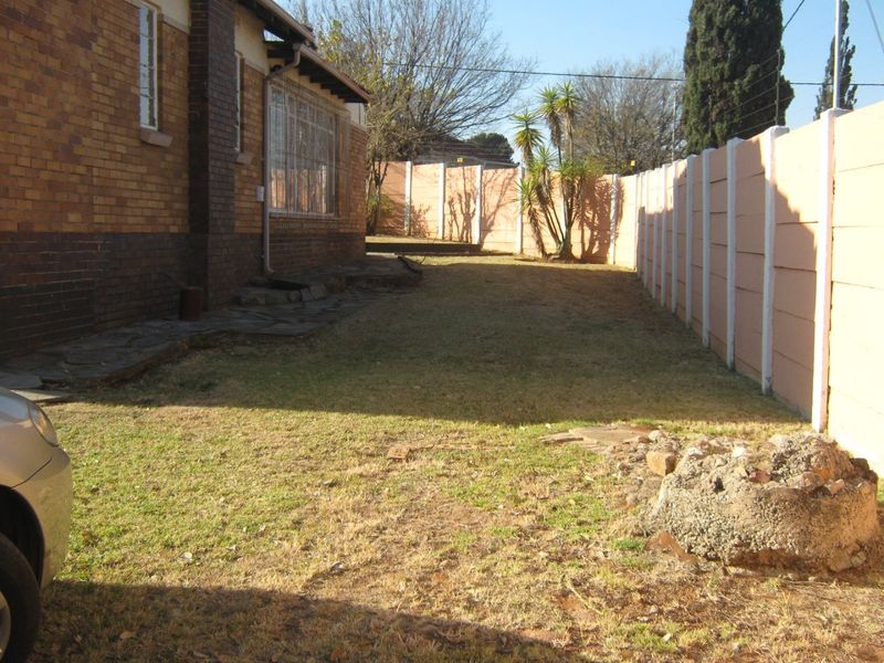 Modern 3-Bedroom Home with Braai Area and Excellent Security - Photo 4
