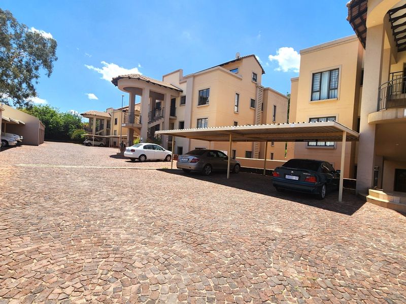 Modern 2-Bedroom Townhouse with Great Features - Photo 2