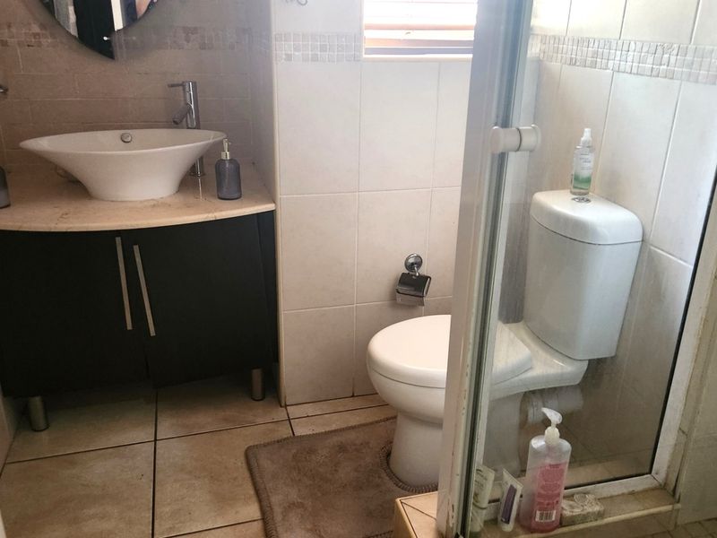 Modern 2-Bedroom Townhouse with Great Features - Photo 8