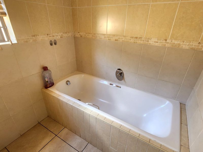 Modern 2-Bedroom Townhouse with Great Features - Photo 7