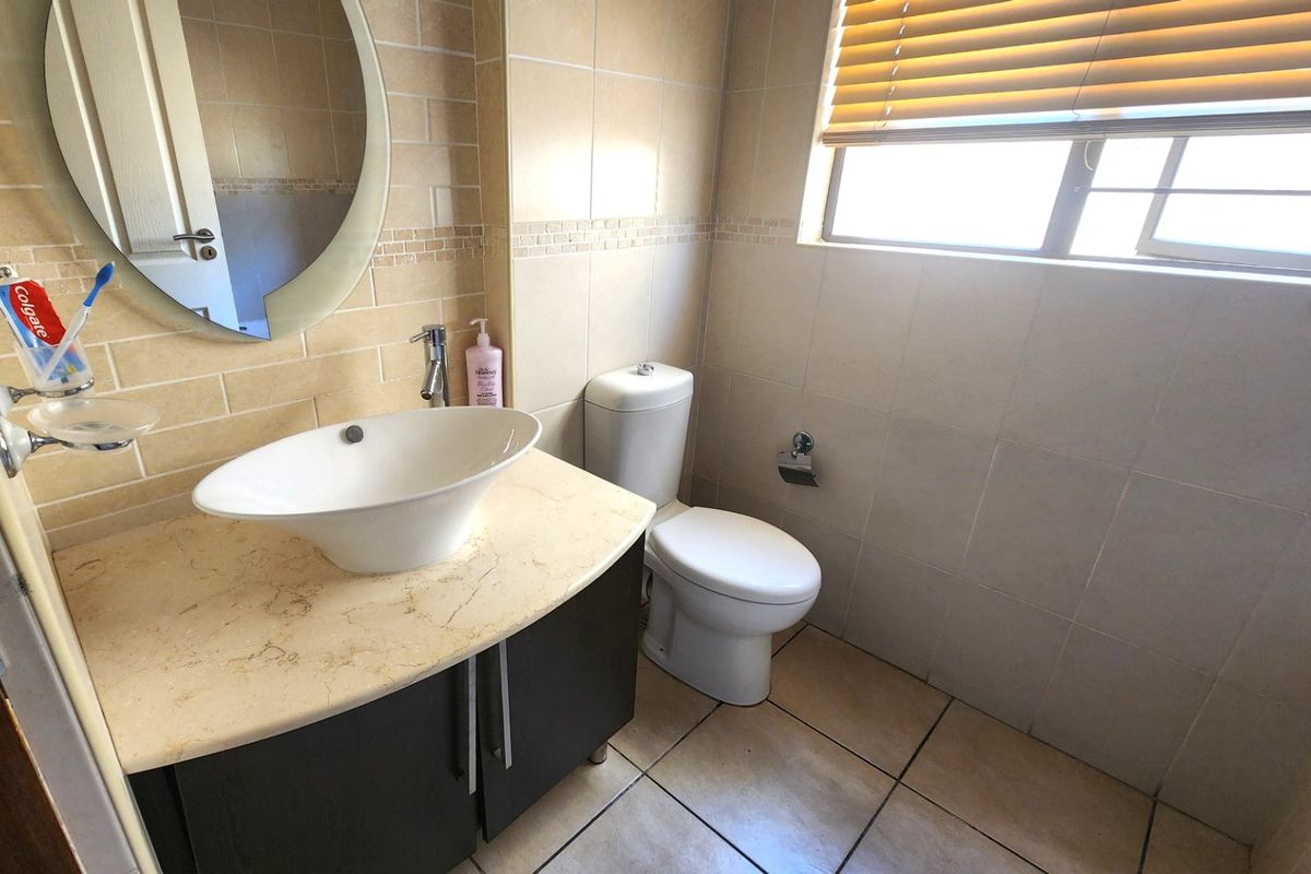 Modern 2-Bedroom Townhouse with Great Features - Photo 5