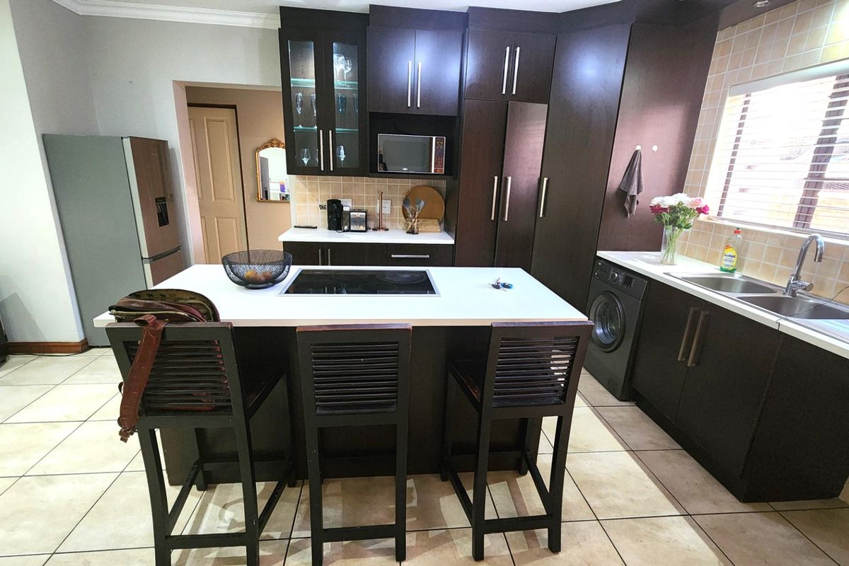 Modern 2-Bedroom Townhouse with Great Features - Photo 3