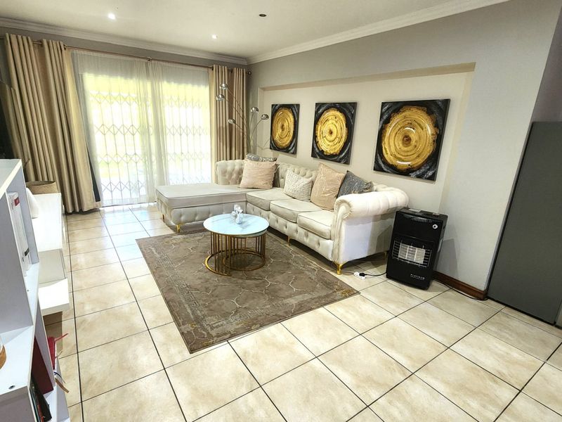 Modern 2-Bedroom Townhouse with Great Features - Photo 4