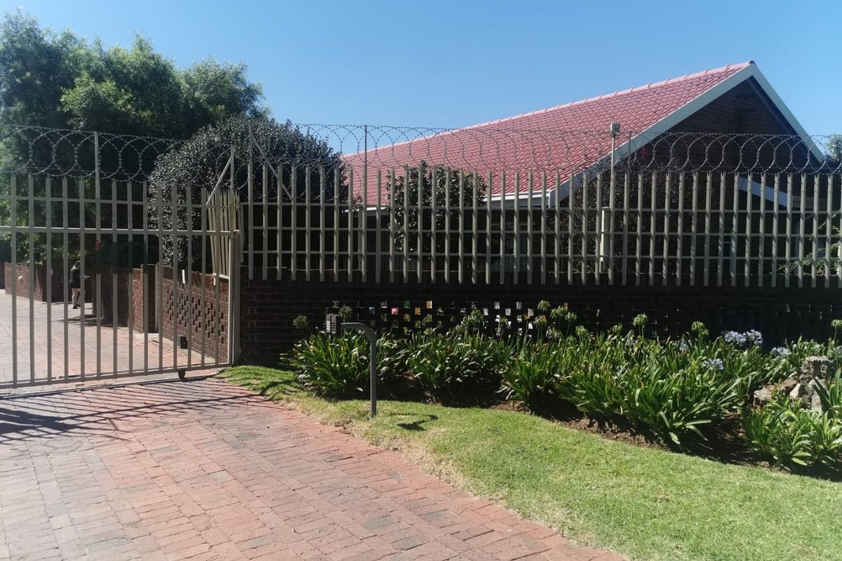 Spacious 3-Bedroom Townhouse with Communal Park - Photo 2