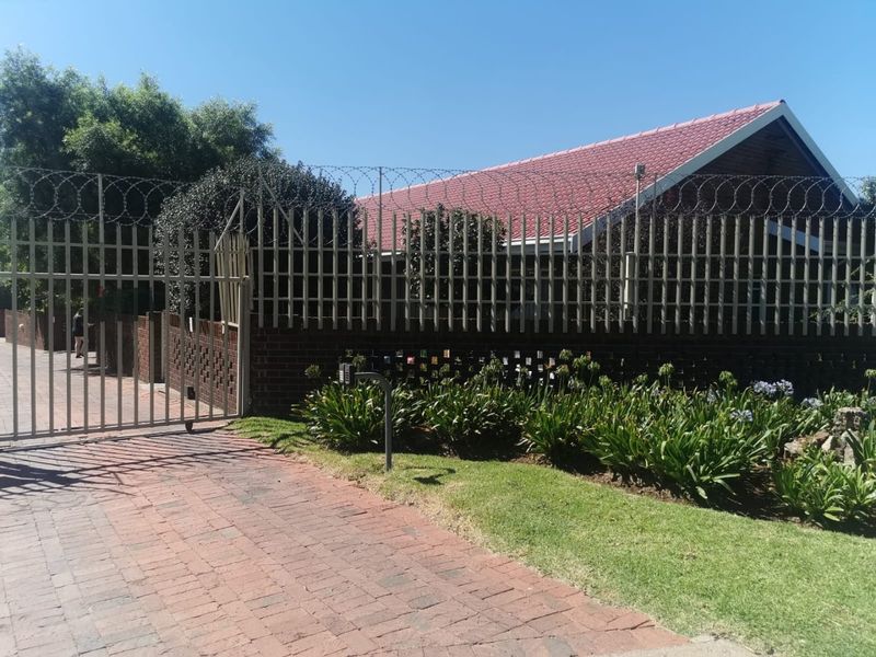 Spacious 3-Bedroom Townhouse with Communal Park - Photo 2