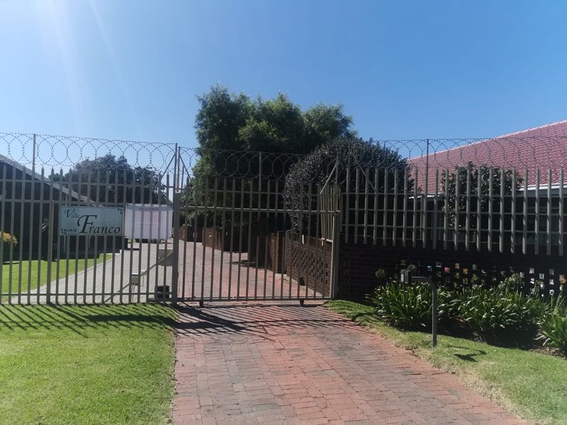 Spacious 3-Bedroom Townhouse with Communal Park - Photo 9