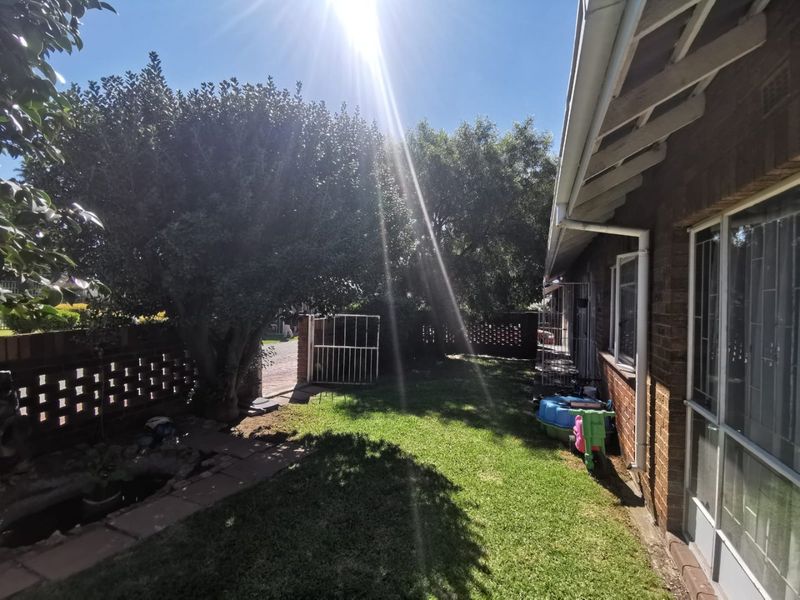 Spacious 3-Bedroom Townhouse with Communal Park - Photo 8