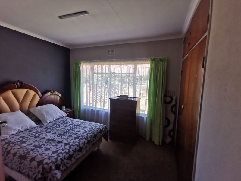 Spacious 3-Bedroom Townhouse with Communal Park - Photo 7