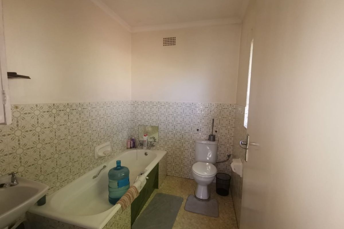 Spacious 3-Bedroom Townhouse with Communal Park - Photo 4