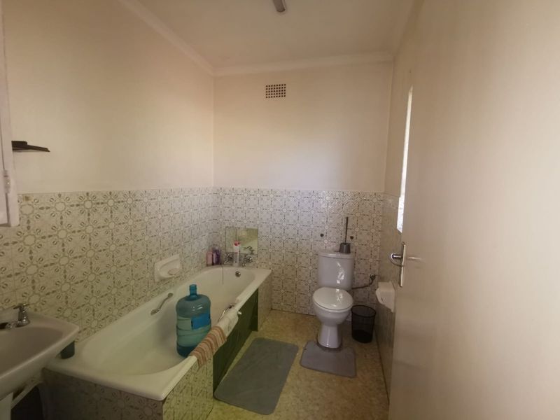 Spacious 3-Bedroom Townhouse with Communal Park - Photo 4