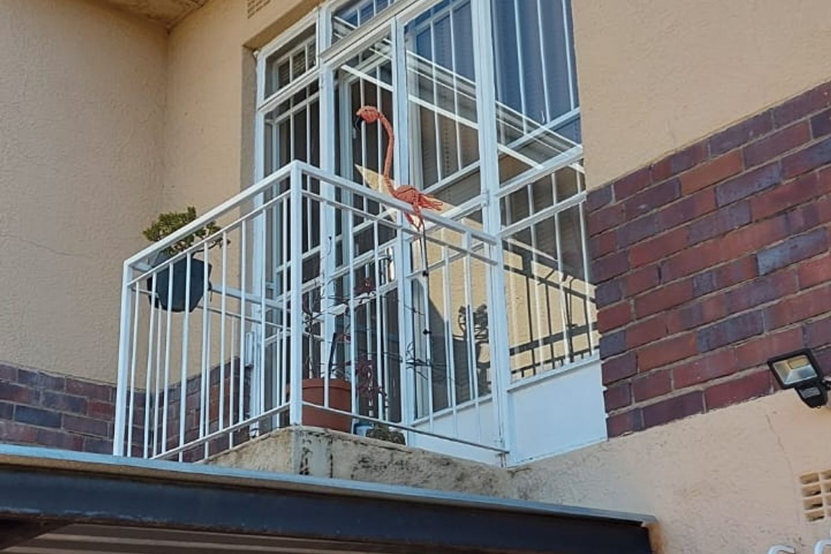 Modern 2-Bedroom Pet-Friendly Duplex - Photo 2