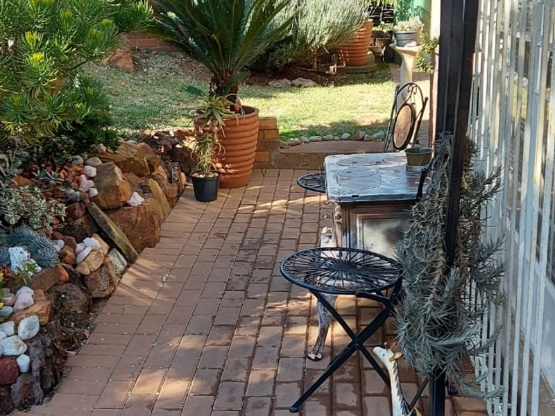 Modern 2-Bedroom Pet-Friendly Duplex - Photo 8