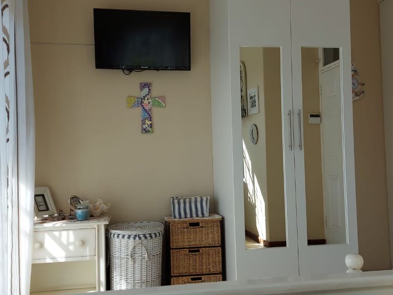 Modern 2-Bedroom Pet-Friendly Duplex - Photo 6